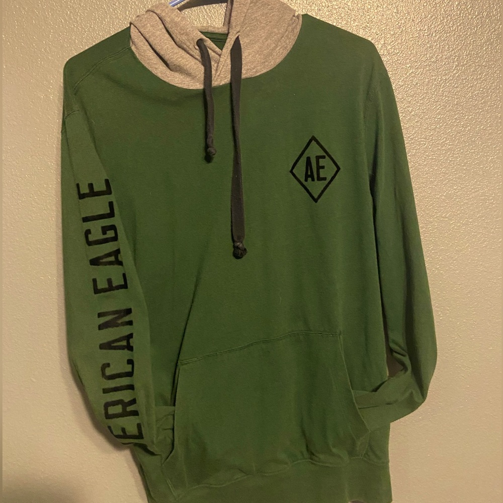 American Eagle Men’s Graphic Logo Lightweight Pull Over with Velvet Details